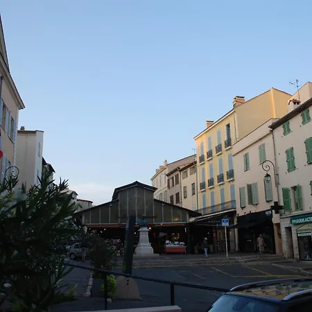 Sortie 44 - Newly Renovated 1 Bedroom, Center Of Old *