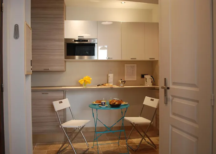 Sortie 44 - Newly Renovated 1 Bedroom, Center Of Old 昂蒂布