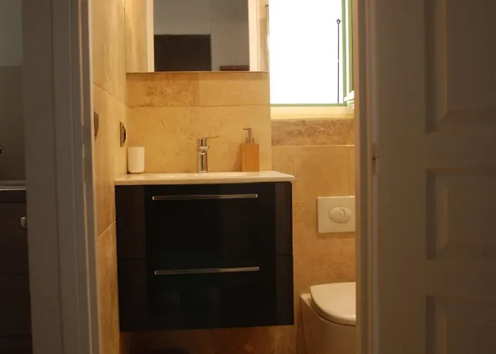 Sortie 44 - Newly Renovated 1 Bedroom, Center Of Old *