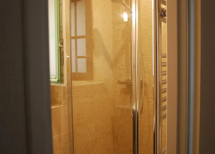 Sortie 44 - Newly Renovated 1 Bedroom, Center Of Old *