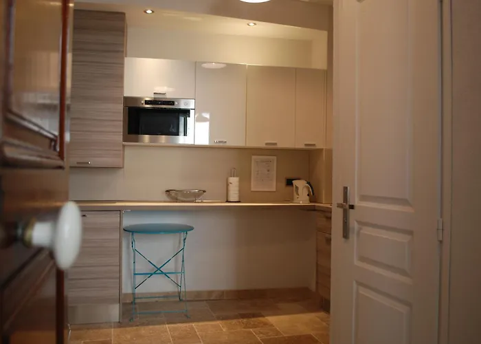 Sortie 44 - Newly Renovated 1 Bedroom, Center Of Old * 昂蒂布