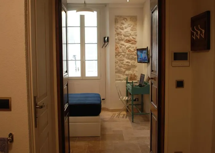 Sortie 44 - Newly Renovated 1 Bedroom, Center Of Old 昂蒂布