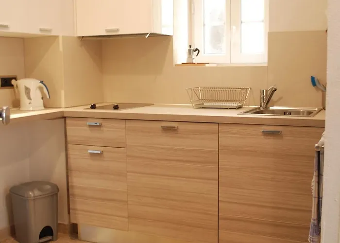 Sortie 44 - Newly Renovated 1 Bedroom, Center Of Old 昂蒂布