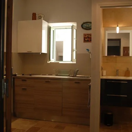 Sortie 44 - Newly Renovated 1 Bedroom, Center Of Old Antibes