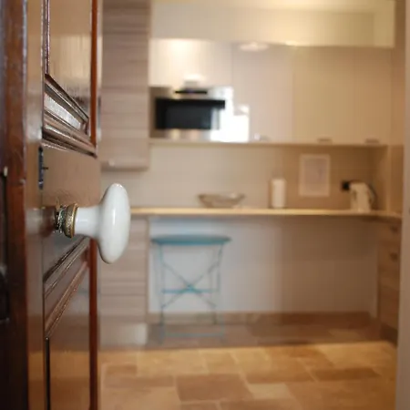 Apartment Sortie 44 - Newly Renovated 1 Bedroom, Center Of Old Antibes