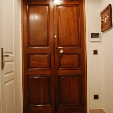 Sortie 44 - Newly Renovated 1 Bedroom, Center Of Old Apartment