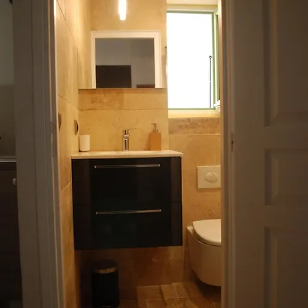 Sortie 44 - Newly Renovated 1 Bedroom, Center Of Old *