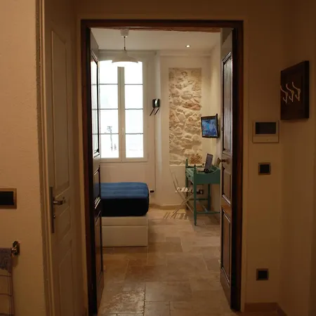 Sortie 44 - Newly Renovated 1 Bedroom, Center Of Old Antibes