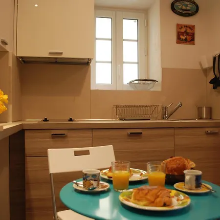 Sortie 44 - Newly Renovated 1 Bedroom, Center Of Old Apartment