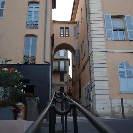 Sortie 44 - Newly Renovated 1 Bedroom, Center Of Old דירה *