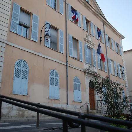 Sortie 44 - Newly Renovated 1 Bedroom, Center Of Old Apartment *