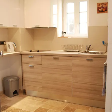 Sortie 44 - Newly Renovated 1 Bedroom, Center Of Old Antibes