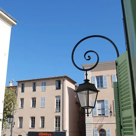 Sortie 44 - Newly Renovated 1 Bedroom, Center Of Old Apartment