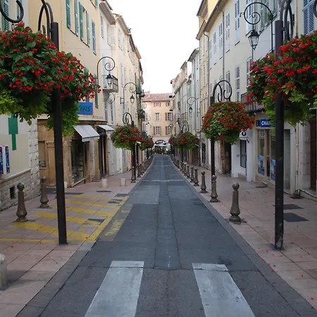 Sortie 44 - Newly Renovated 1 Bedroom, Center Of Old * Antibes