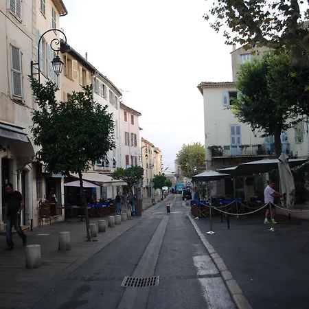 Sortie 44 - Newly Renovated 1 Bedroom, Center Of Old Apartment *
