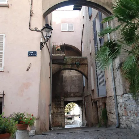 Sortie 44 - Newly Renovated 1 Bedroom, Center Of Old * Antibes