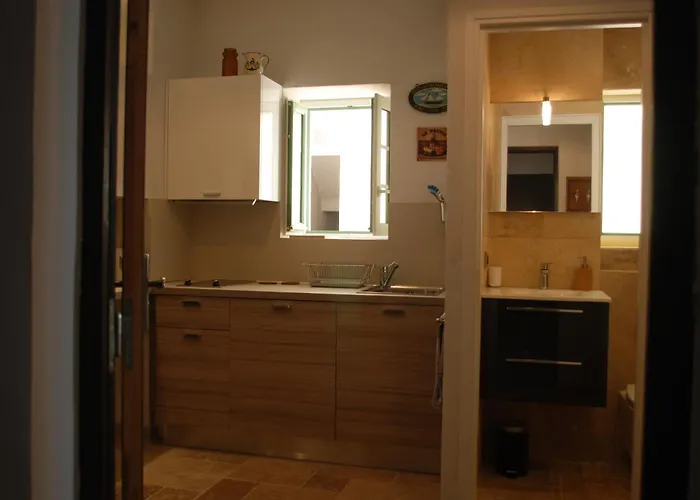 Sortie 44 - Newly Renovated 1 Bedroom, Center Of Old Antibes