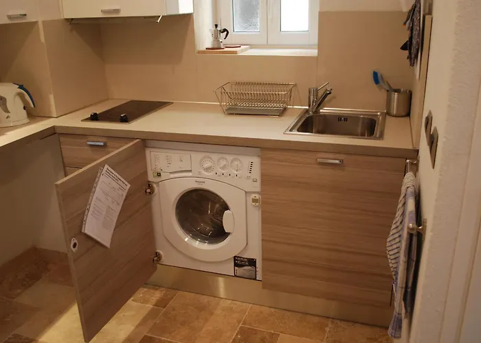 Sortie 44 - Newly Renovated 1 Bedroom, Center Of Old * Antibes