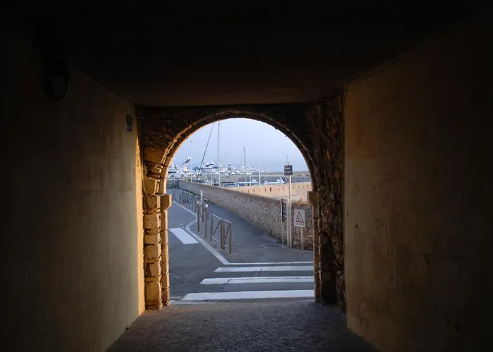 Sortie 44 - Newly Renovated 1 Bedroom, Center Of Old * Antibes