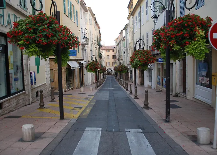 Sortie 44 - Newly Renovated 1 Bedroom, Center Of Old * Antibes