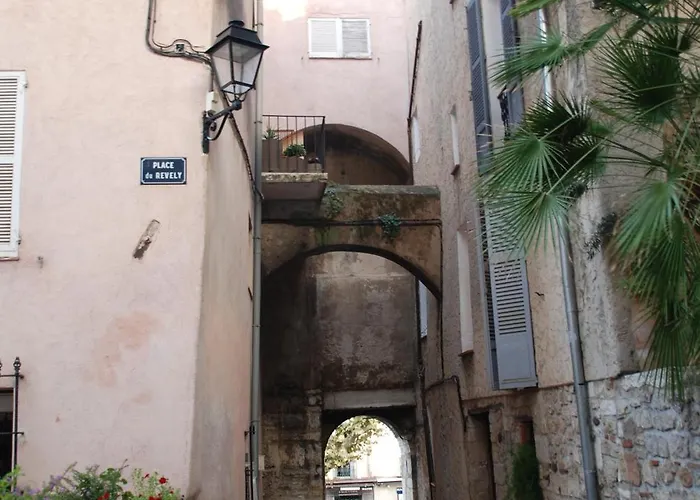 Sortie 44 - Newly Renovated 1 Bedroom, Center Of Old * Antibes